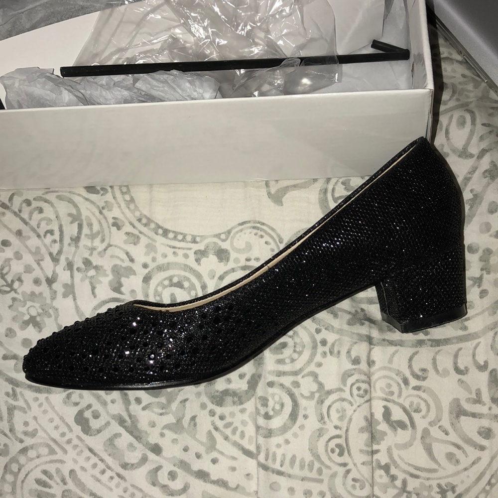 BRAND NEW BLACK ROUND TOE PUMP